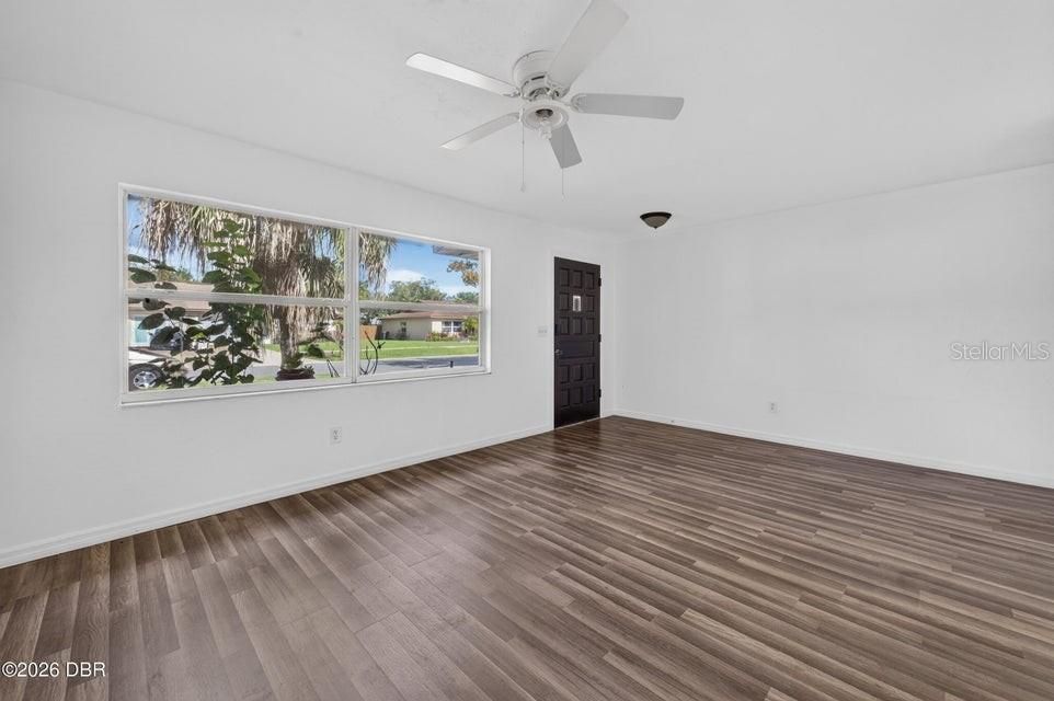 For Sale: $153,000 (2 beds, 1 baths, 920 Square Feet)