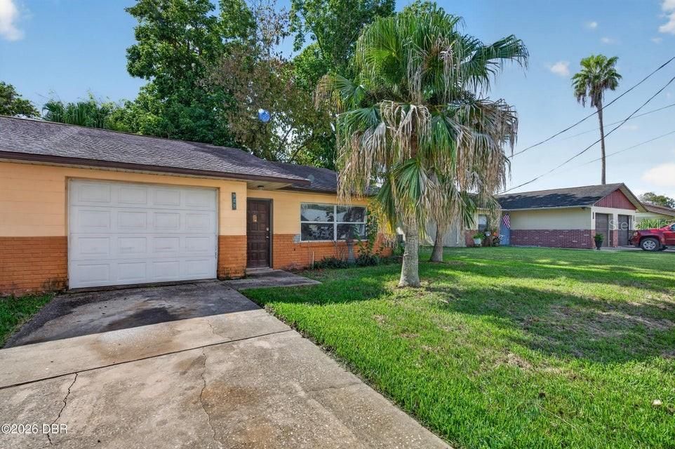 For Sale: $153,000 (2 beds, 1 baths, 920 Square Feet)