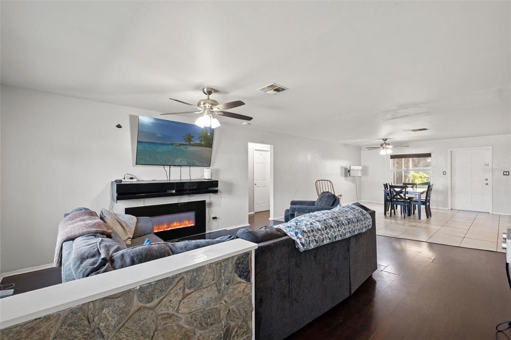 For Sale: $315,000 (3 beds, 2 baths, 1661 Square Feet)