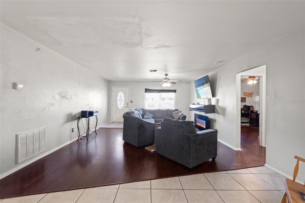 For Sale: $315,000 (3 beds, 2 baths, 1661 Square Feet)