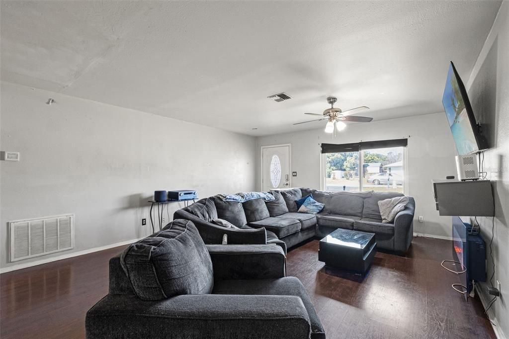 For Sale: $315,000 (3 beds, 2 baths, 1661 Square Feet)