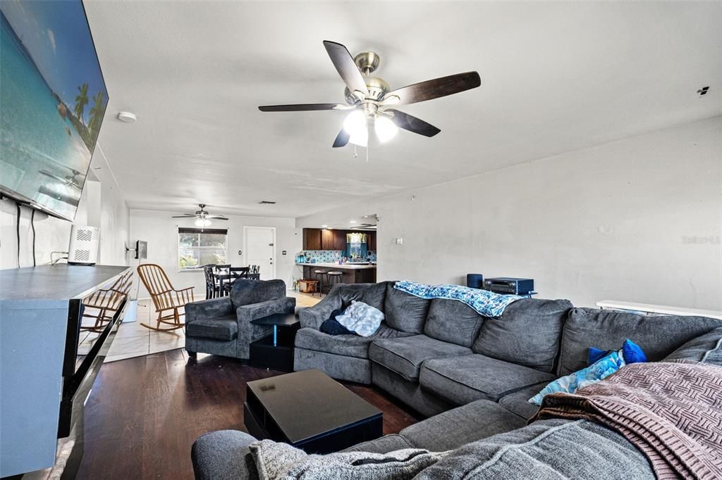 For Sale: $315,000 (3 beds, 2 baths, 1661 Square Feet)