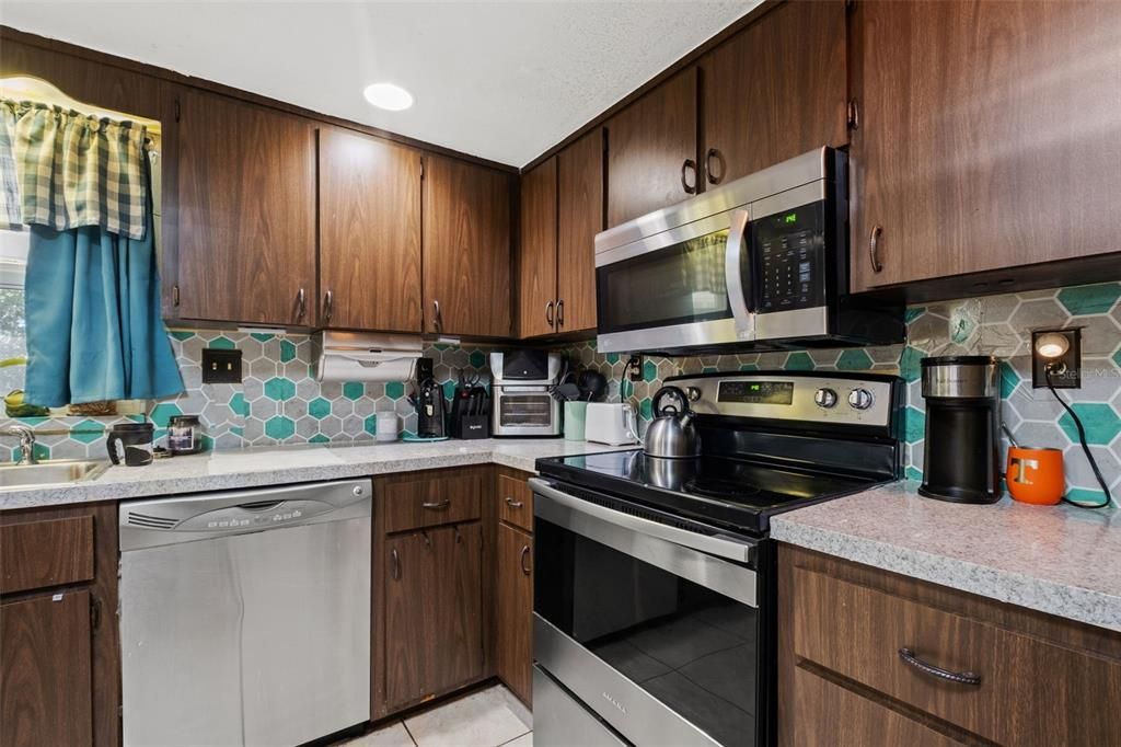 For Sale: $315,000 (3 beds, 2 baths, 1661 Square Feet)