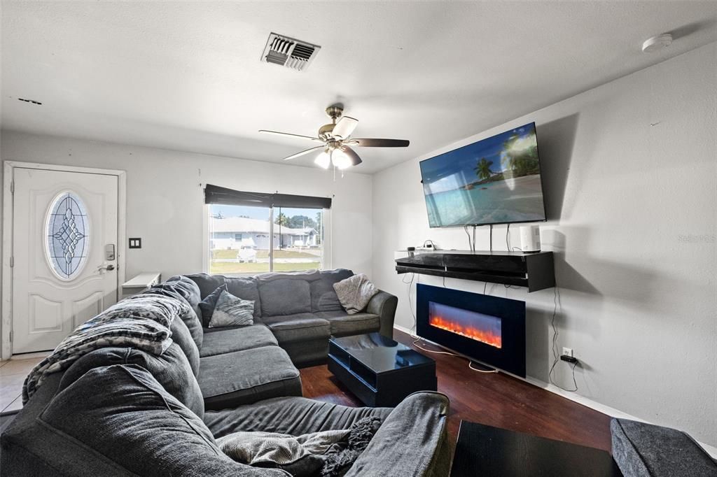 For Sale: $315,000 (3 beds, 2 baths, 1661 Square Feet)