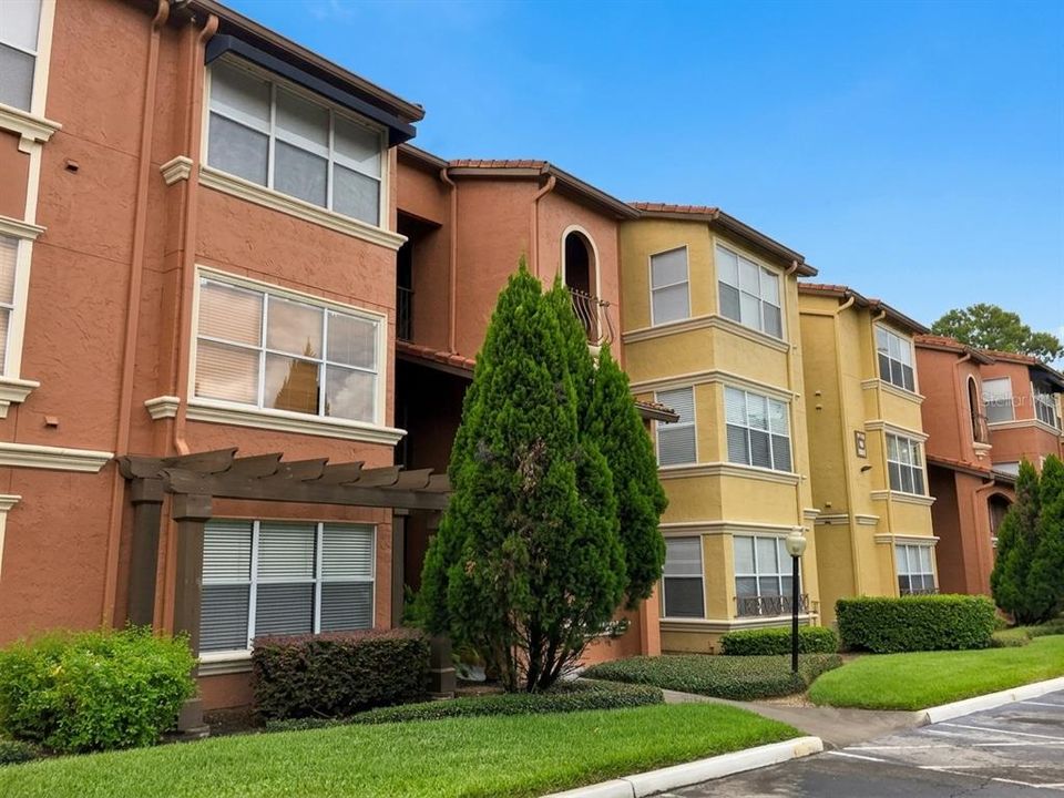 For Sale: $158,000 (1 beds, 1 baths, 711 Square Feet)