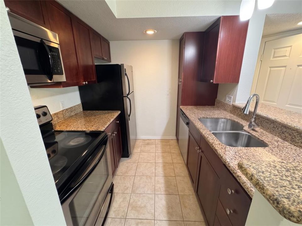 For Sale: $158,000 (1 beds, 1 baths, 711 Square Feet)