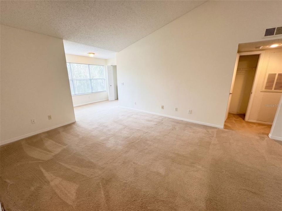 For Sale: $158,000 (1 beds, 1 baths, 711 Square Feet)