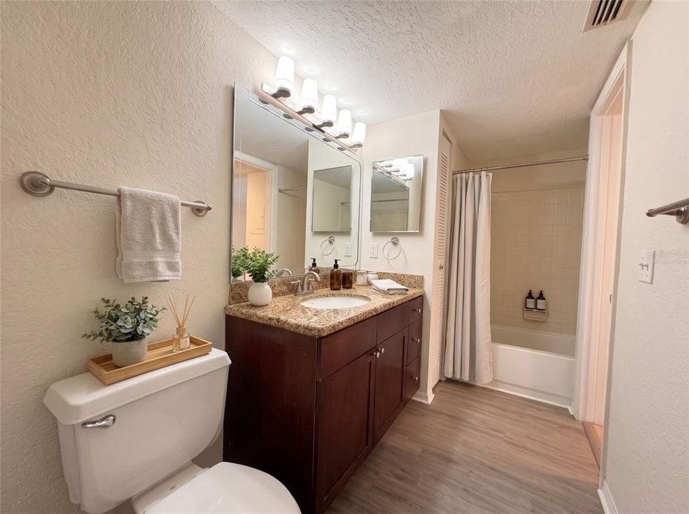 For Sale: $158,000 (1 beds, 1 baths, 711 Square Feet)