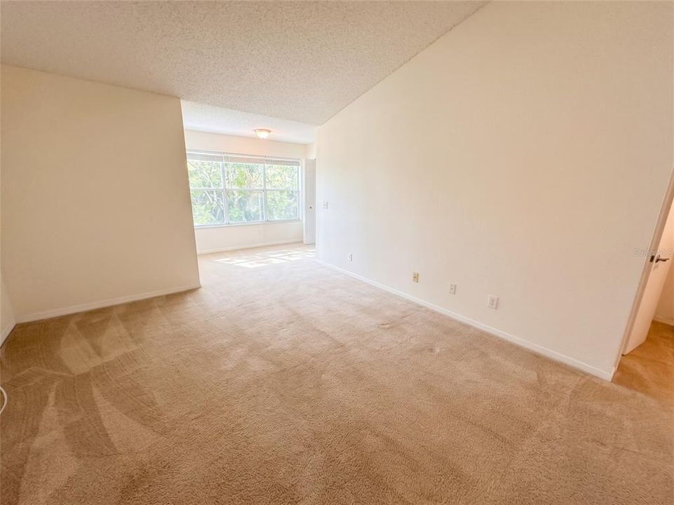 For Sale: $158,000 (1 beds, 1 baths, 711 Square Feet)
