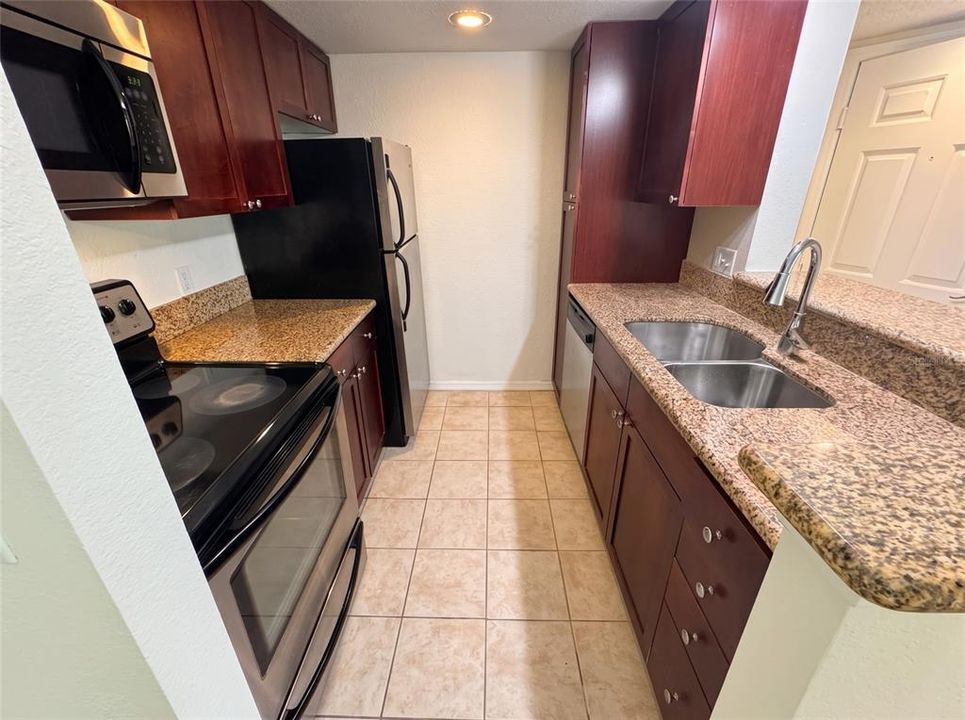 For Sale: $158,000 (1 beds, 1 baths, 711 Square Feet)