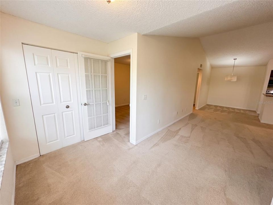 For Sale: $158,000 (1 beds, 1 baths, 711 Square Feet)