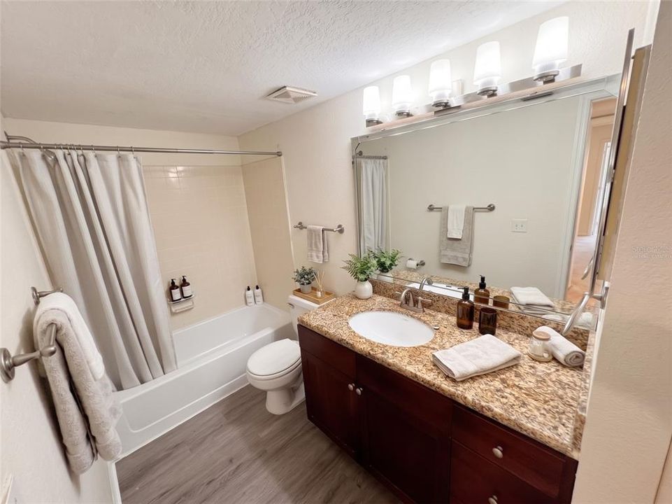 For Sale: $158,000 (1 beds, 1 baths, 711 Square Feet)