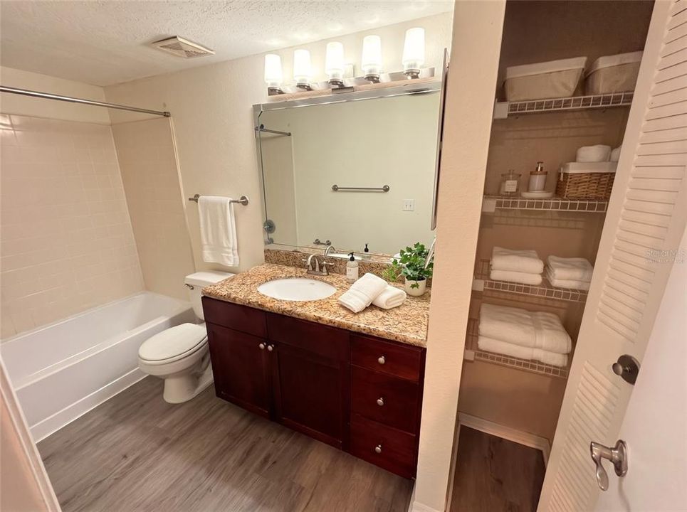 For Sale: $158,000 (1 beds, 1 baths, 711 Square Feet)
