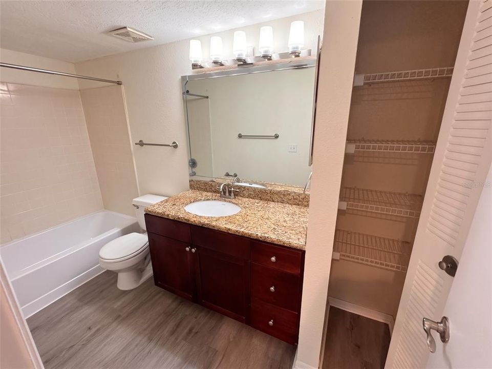 For Sale: $158,000 (1 beds, 1 baths, 711 Square Feet)
