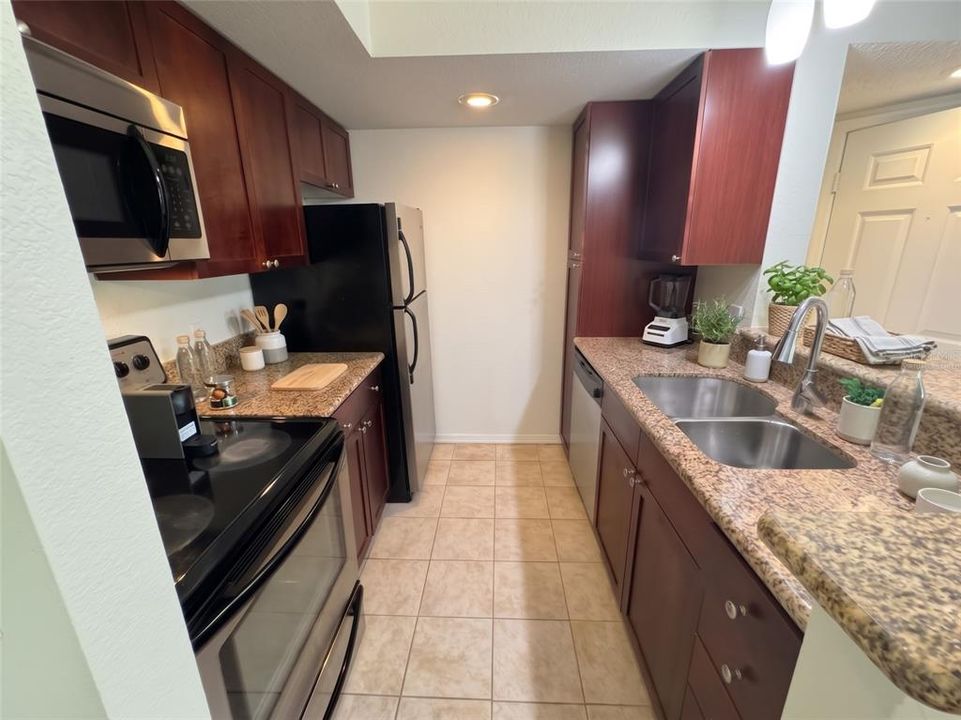 For Sale: $158,000 (1 beds, 1 baths, 711 Square Feet)