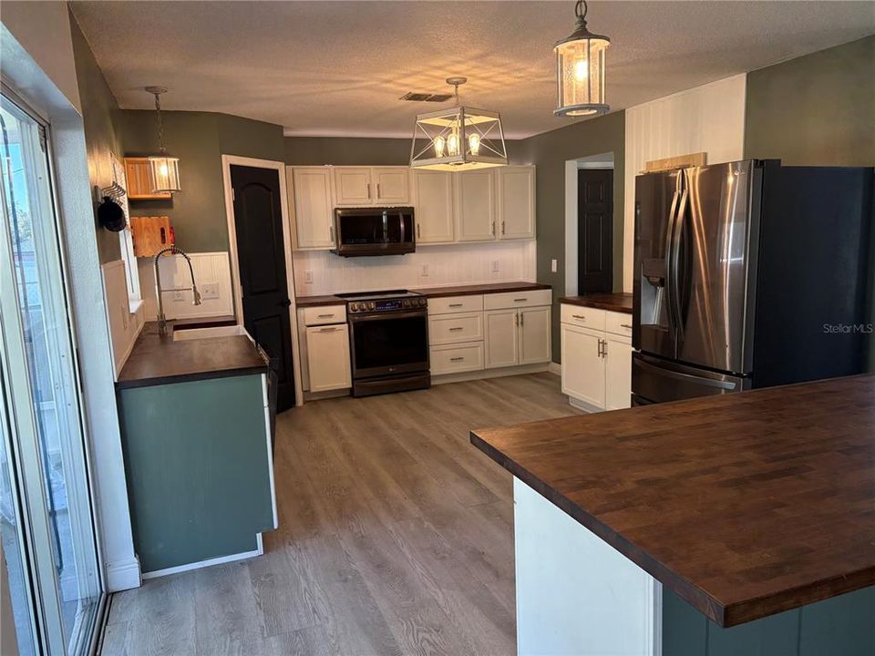 For Sale: $370,000 (4 beds, 2 baths, 2336 Square Feet)