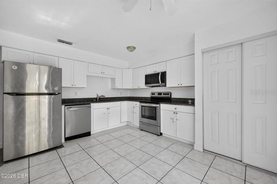 For Sale: $149,000 (2 beds, 1 baths, 920 Square Feet)