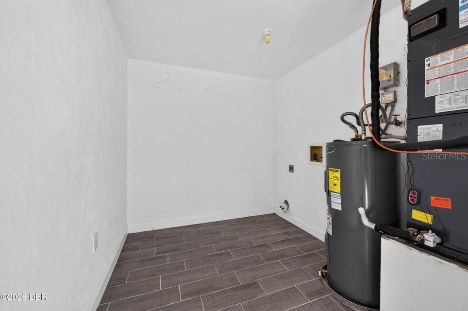 For Sale: $149,000 (2 beds, 1 baths, 920 Square Feet)