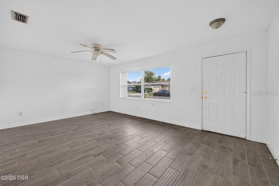 For Sale: $149,000 (2 beds, 1 baths, 920 Square Feet)