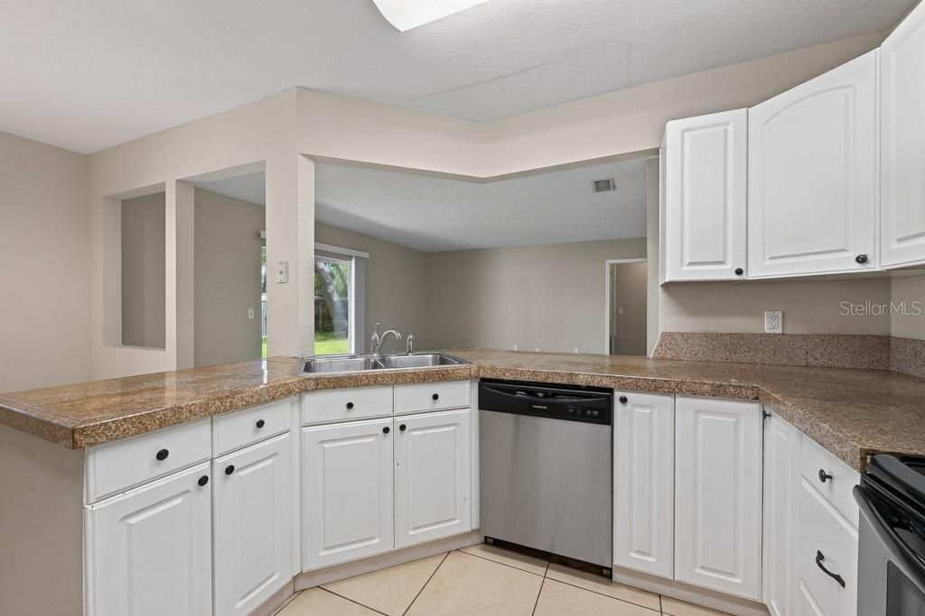 For Sale: $325,000 (3 beds, 2 baths, 1605 Square Feet)