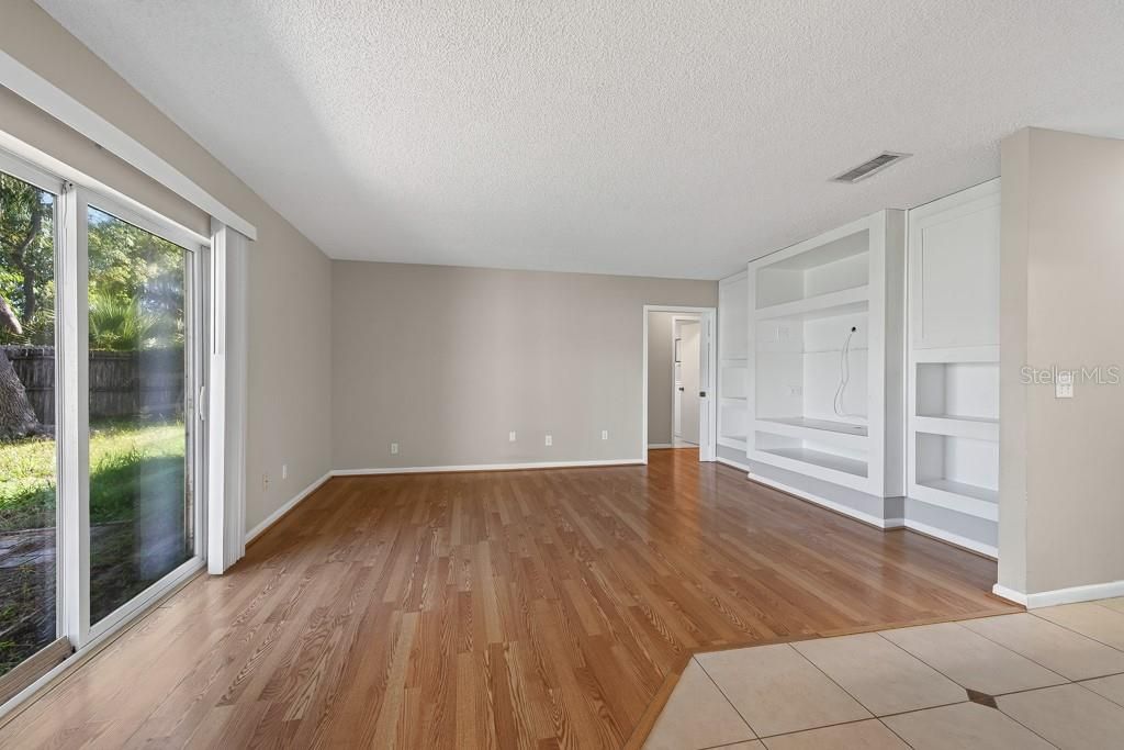 For Sale: $325,000 (3 beds, 2 baths, 1605 Square Feet)