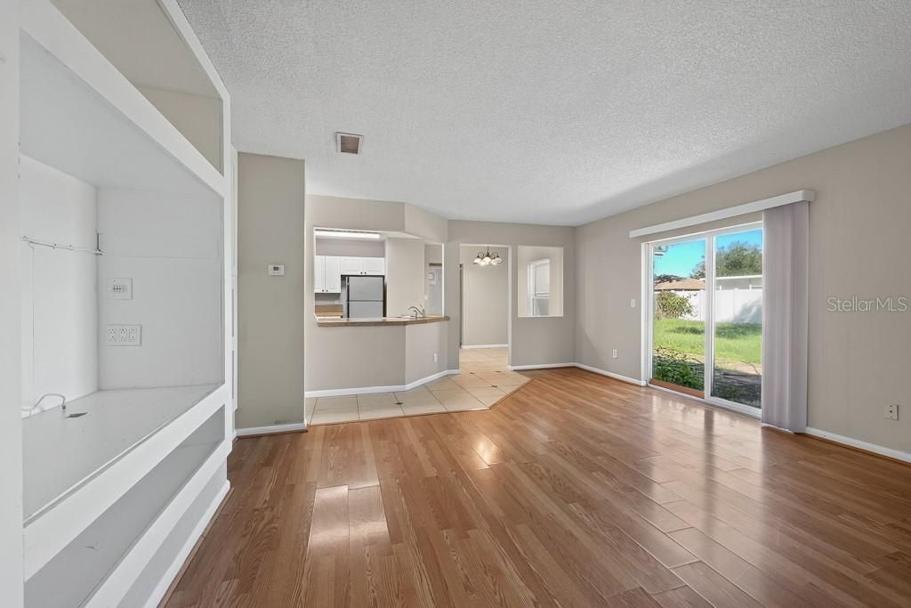 For Sale: $325,000 (3 beds, 2 baths, 1605 Square Feet)