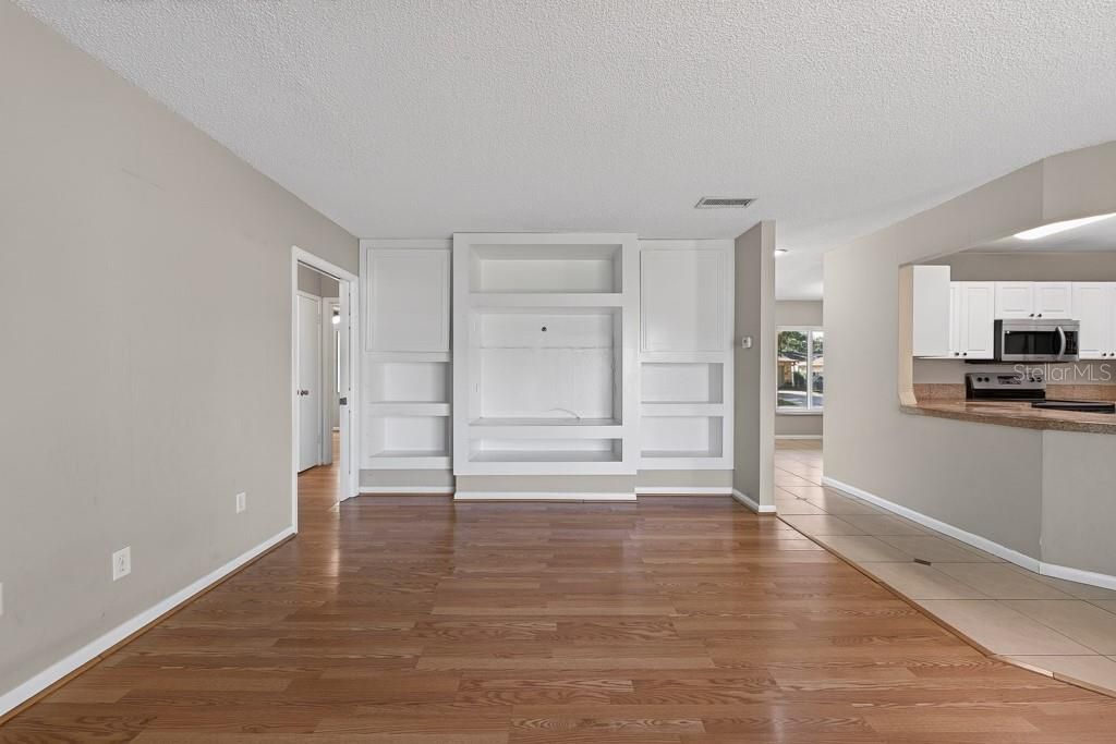 For Sale: $325,000 (3 beds, 2 baths, 1605 Square Feet)