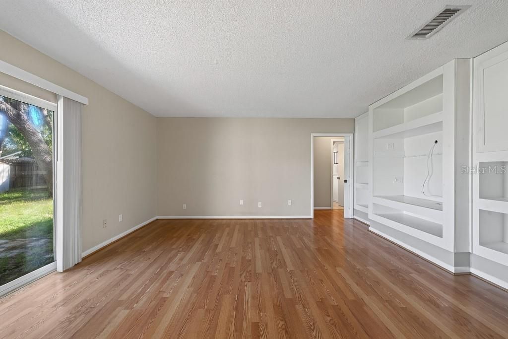 For Sale: $325,000 (3 beds, 2 baths, 1605 Square Feet)
