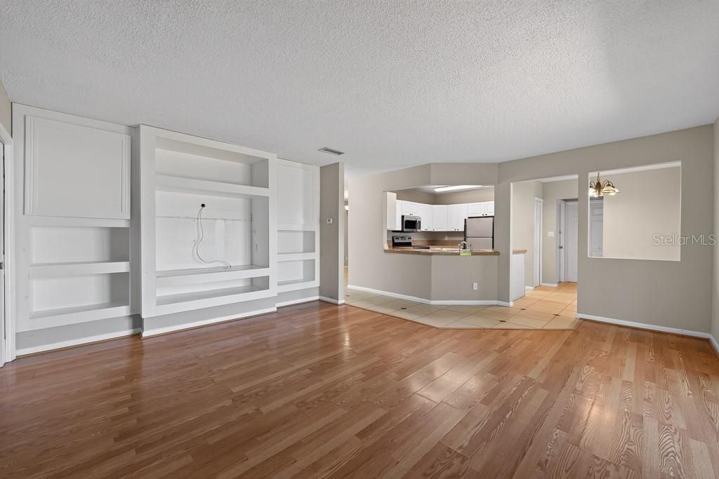 For Sale: $325,000 (3 beds, 2 baths, 1605 Square Feet)