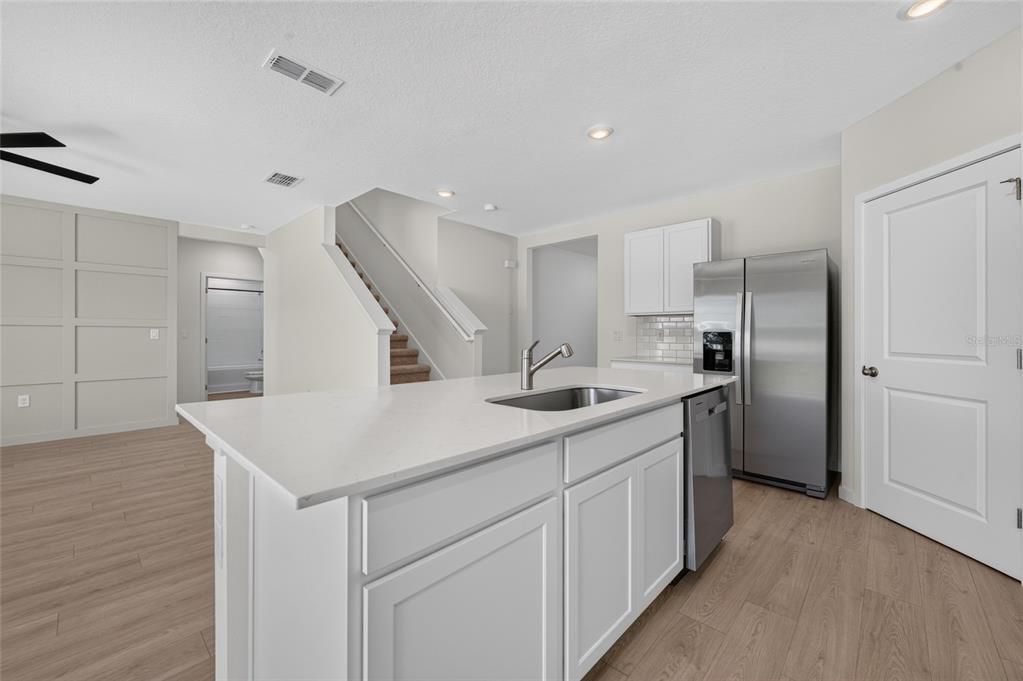 En Venta: $449,900 (5 camas, 3 baños, 2601 Pies cuadrados)
