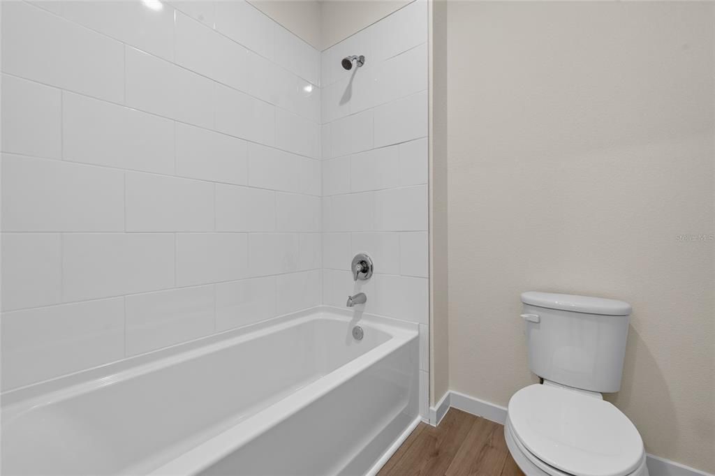 En Venta: $449,900 (5 camas, 3 baños, 2601 Pies cuadrados)