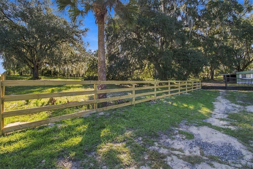 待售: $1,099,000 (10.05 acres)