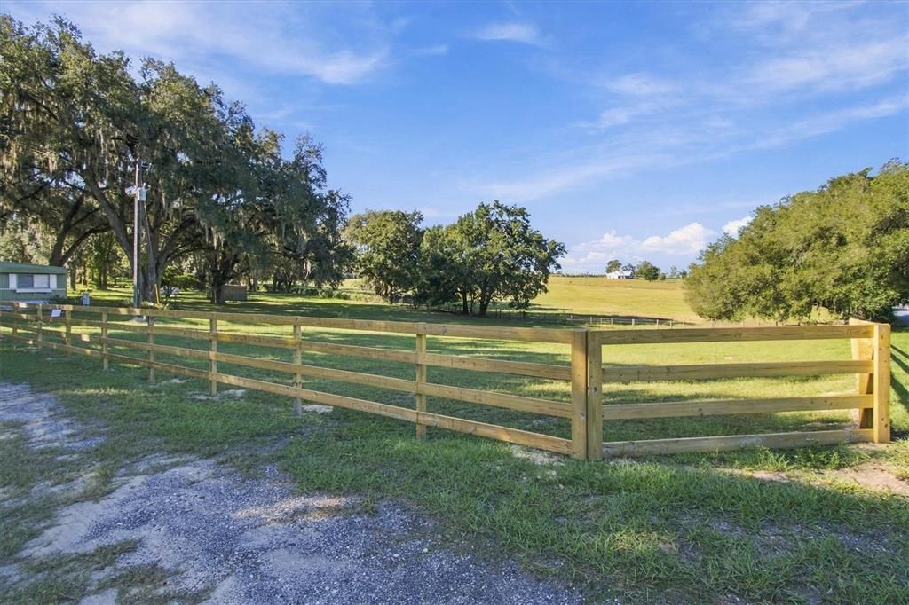 待售: $1,099,000 (10.05 acres)