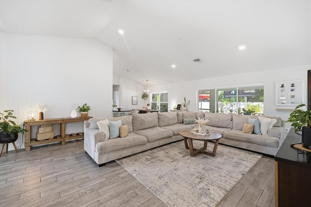En Venta: $469,900 (4 camas, 2 baños, 2169 Pies cuadrados)