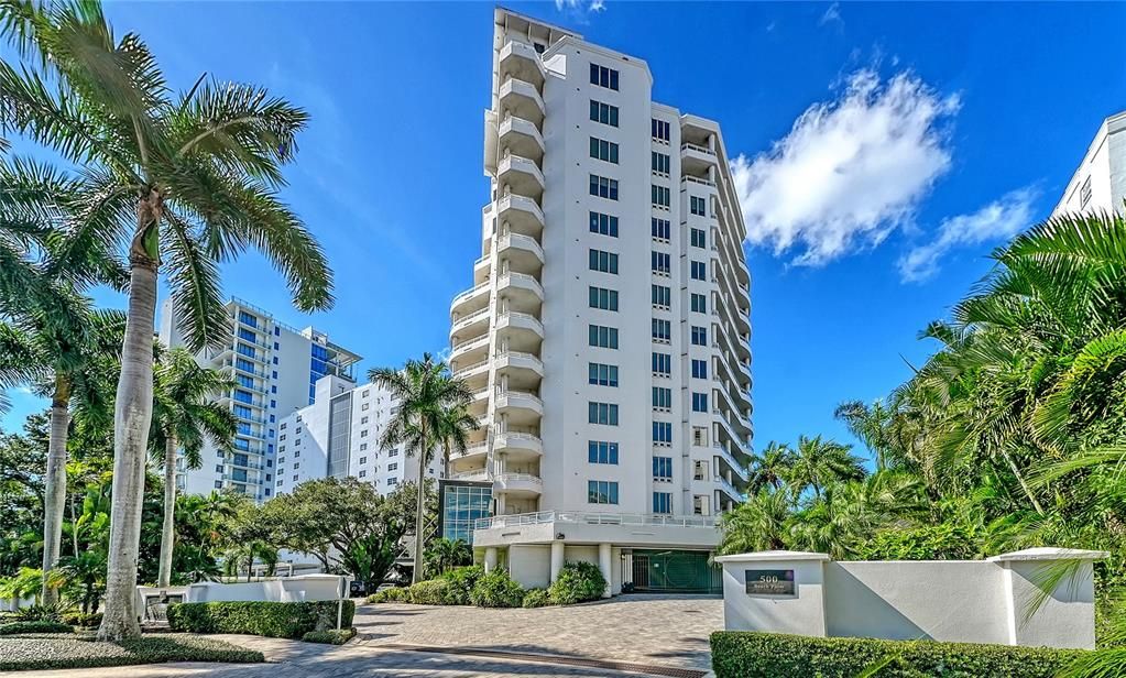 For Sale: $2,895,000 (3 beds, 4 baths, 3315 Square Feet)