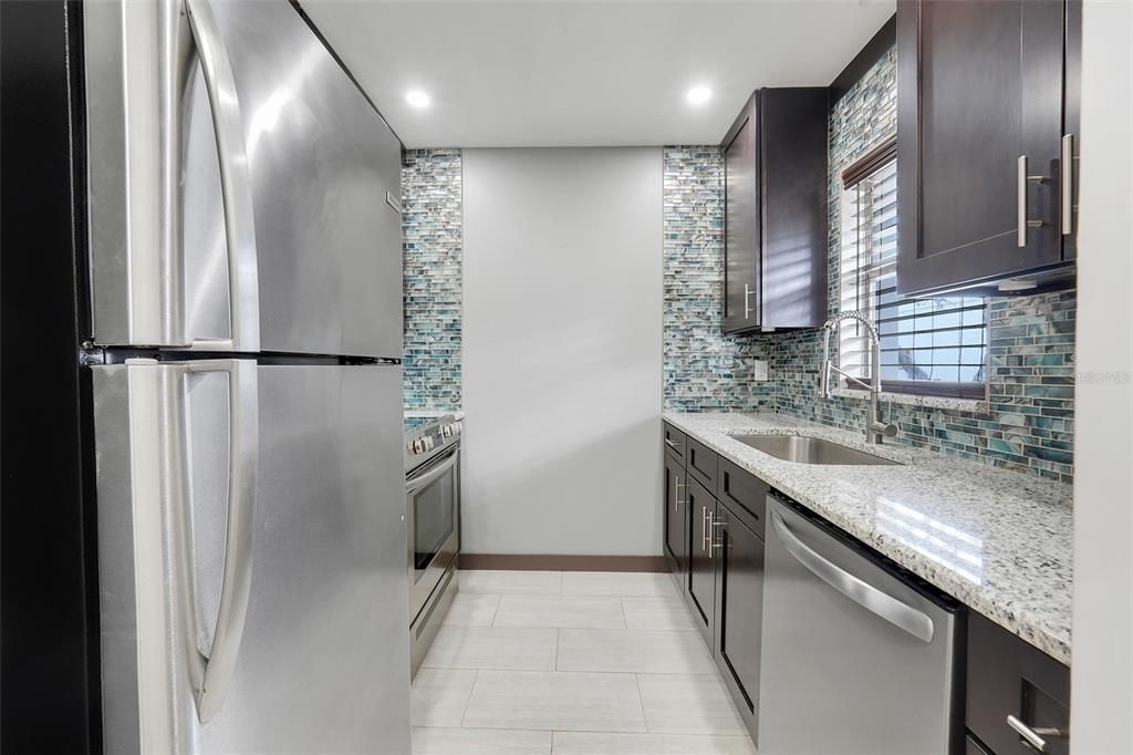 For Sale: $210,000 (2 beds, 2 baths, 934 Square Feet)