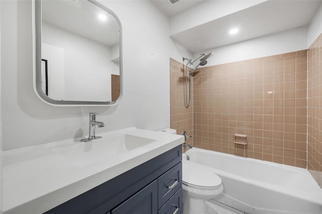 For Sale: $210,000 (2 beds, 2 baths, 934 Square Feet)