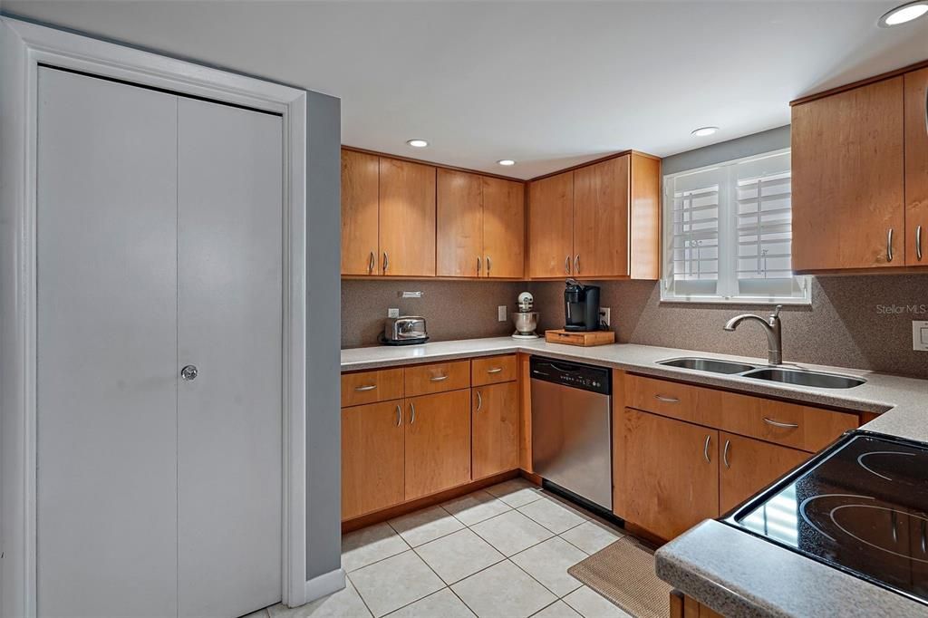 В аренду: $3,250 (2 спален, 2 ванн, 1420 Квадратных фут)