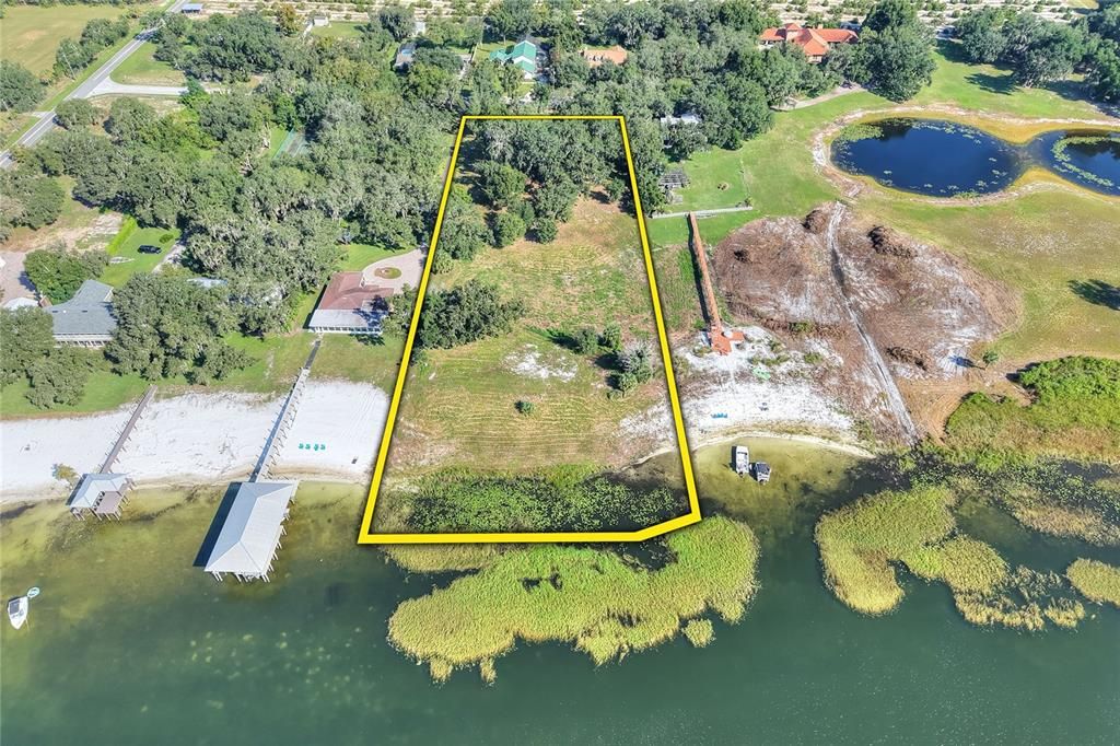 En Venta: $900,000 (2.32 acres)