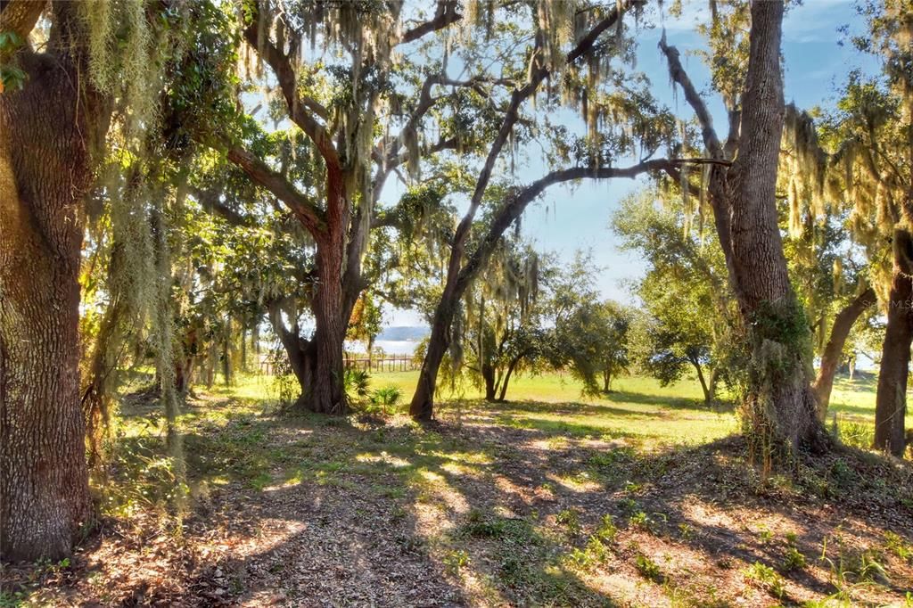 En Venta: $900,000 (2.32 acres)