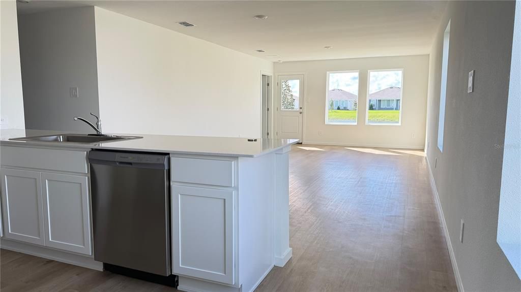 For Rent: $2,350 (4 beds, 2 baths, 1910 Square Feet)