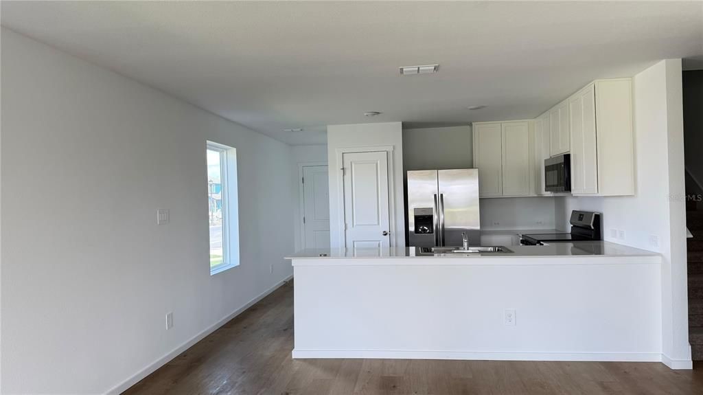 For Rent: $2,350 (4 beds, 2 baths, 1910 Square Feet)