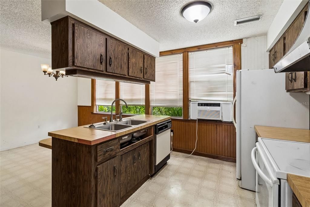 For Sale: $450,000 (3 beds, 2 baths, 1926 Square Feet)