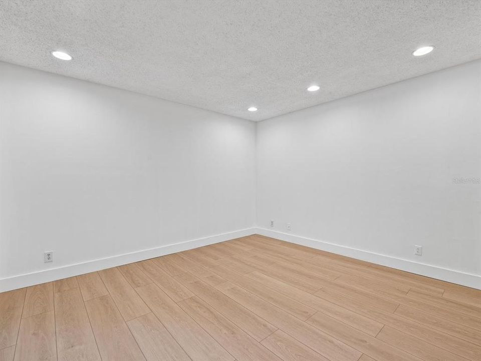 For Sale: $189,950 (1 beds, 1 baths, 825 Square Feet)