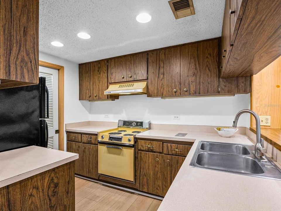 For Sale: $189,950 (1 beds, 1 baths, 825 Square Feet)