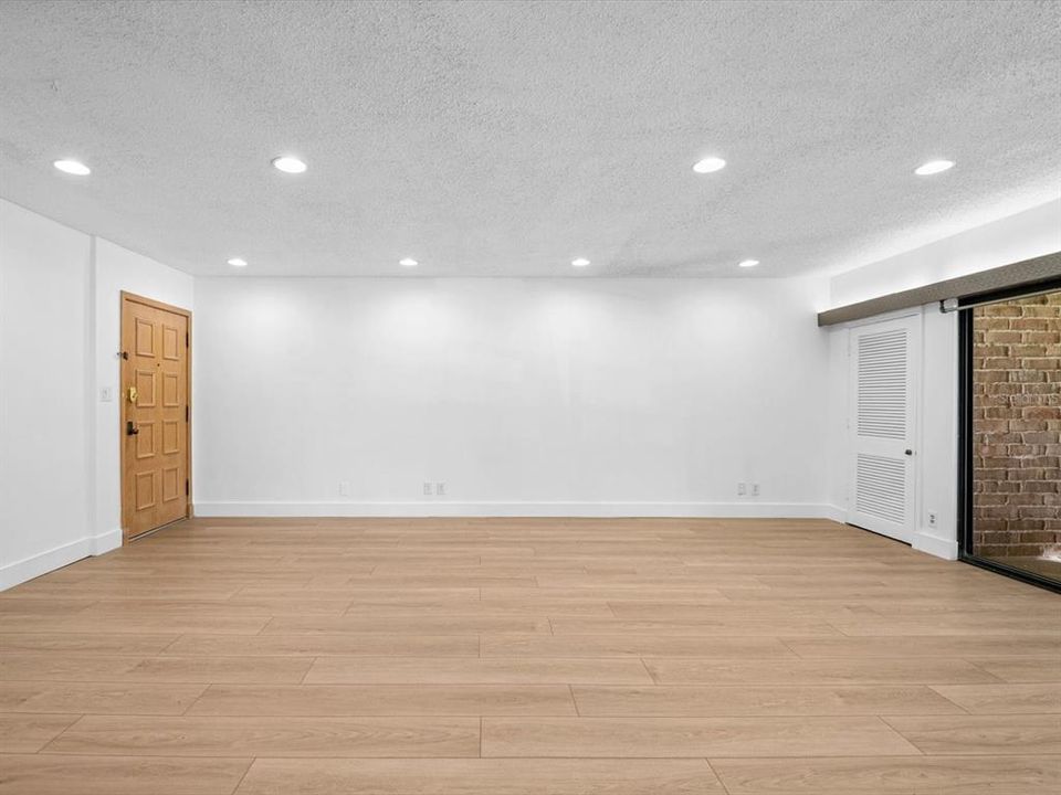 For Sale: $189,950 (1 beds, 1 baths, 825 Square Feet)