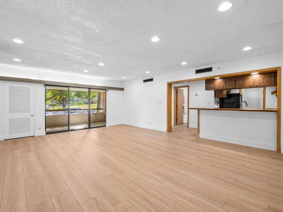 For Sale: $189,950 (1 beds, 1 baths, 825 Square Feet)