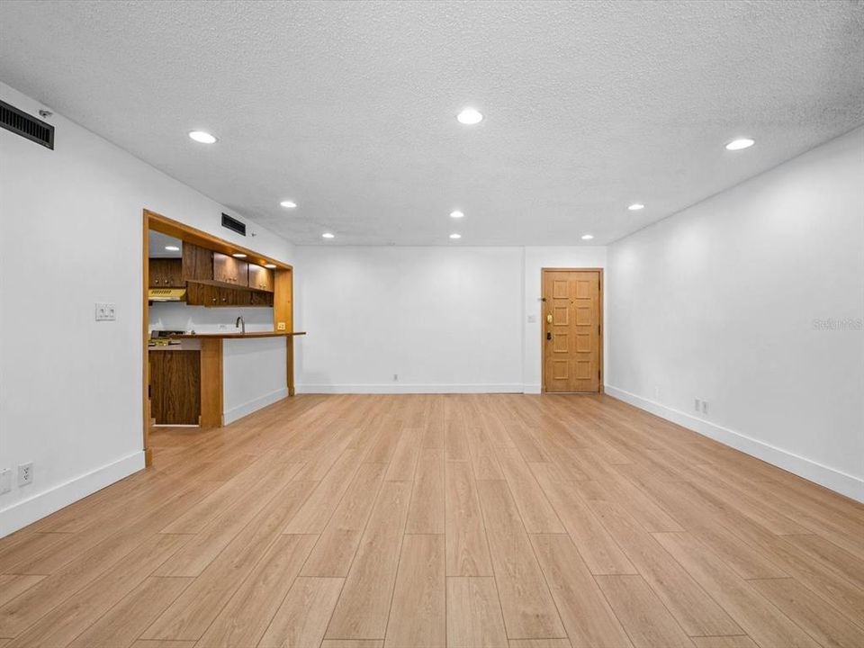 For Sale: $189,950 (1 beds, 1 baths, 825 Square Feet)