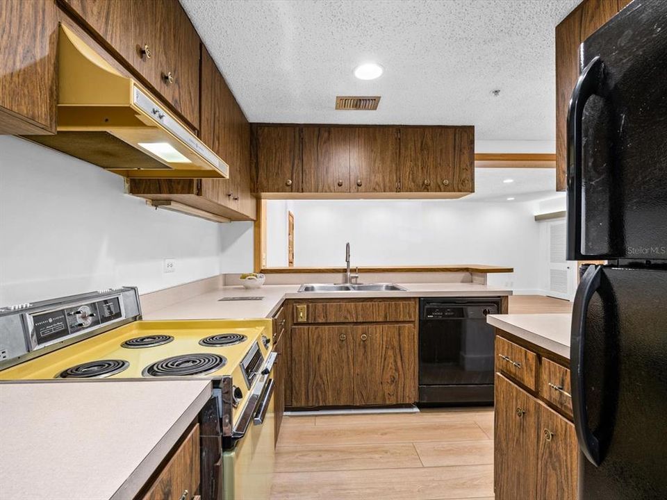 For Sale: $189,950 (1 beds, 1 baths, 825 Square Feet)
