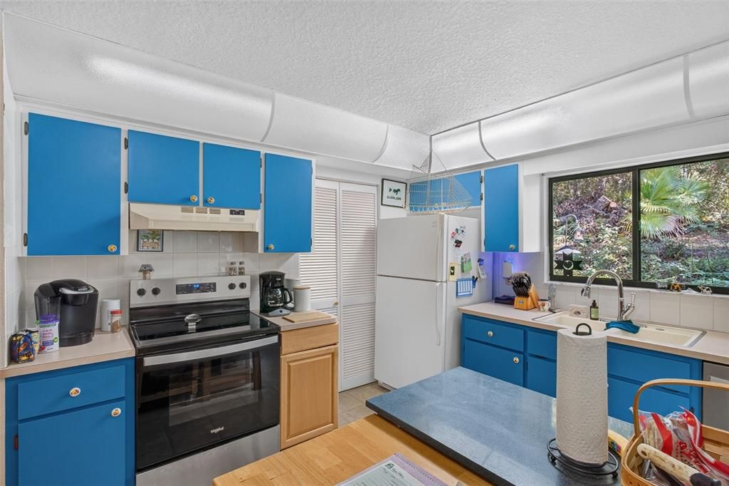 For Sale: $489,900 (3 beds, 3 baths, 2200 Square Feet)
